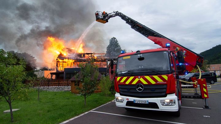 [서울=뉴시스]프랑스 동부의 한 장애인들을 위한 휴가용 별장에 화재가 발생해 최소 9명이 숨졌으며, 2명이 더 숨진 것으로 우려된다고 구조 책임자가 9일 말했다. 소방관들이 프랑스 빈체나임의 휴가용 별장 화재를 진압하는 모습. <사진 출처 : 스카이 뉴스> 2023.08.09.