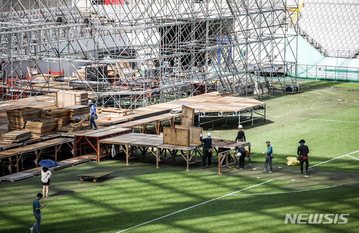[서울=뉴시스] 정병혁 기자 = 9일 서울 마포구 서울월드컵경기장에서 작업자들이 2023 새만금 세계스카우트잼버리 K-팝 콘서트 무대를 설치하고 있다.&nbsp; 2023.08.09. jhope@newsis.com