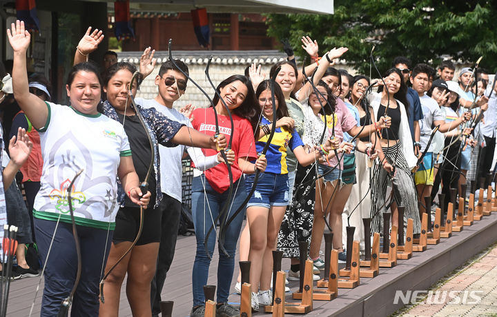 [수원=뉴시스] 김종택 기자 = 2023 새만금 세계스카우트 잼버리에 참가했던 볼리비아 스카우트 대원들이 9일 경기도 수원화성 연무대 국궁체험장에서 활쏘기 체험을 하며 포즈를 취하고 있다. 2023.08.09. jtk@newsis.com