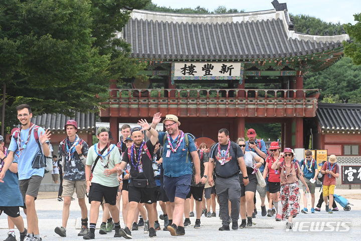 [수원=뉴시스] 김종택 기자 = 2023 새만금 세계스카우트 잼버리에 참가했던 독일 스카우트 대원들이 9일 경기도 수원시 팔달구 화성행궁 관람을 마친 뒤 이동하고 있다. 2023.08.09. jtk@newsis.com