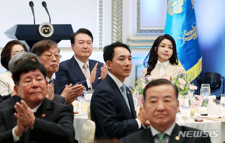 [서울=뉴시스] 홍효식 기자 = 윤석열 대통령과 부인 김건희 여사가 9일 청와대 영빈관에서 열린 독립유공자 및 유족 초청 오찬에서 기념 영상을 시청한 뒤 박수치고 있다. 2023.08.09. yesphoto@newsis.com