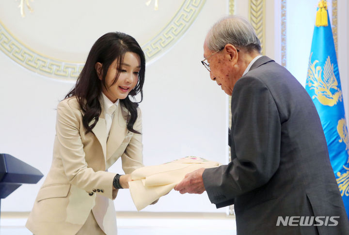 [서울=뉴시스] 홍효식 기자 = 윤석열 대통령 부인 김건희 여사가 9일 청와대 영빈관에서 열린 독립유공자 및 유족 초청 오찬에서 김영관 애국지사에게 무궁화 자수 한산모시 적삼을 선물하고 있다. 2023.08.09. yesphoto@newsis.com