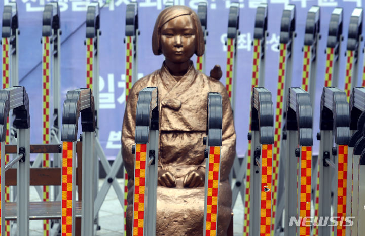 [서울=뉴시스] 조성봉 기자 = 9일 서울 종로구 주한일본대사관 인근 평화의 소녀상 주위에 경찰의 안전펜스가 설치되어 있다. 이날 정의기억연대 등 시민사회단체 회원들은 제11차 세계 일본군 ‘위안부’ 기림일 맞이 세계연대집회 및 제1608차 일본군 성노예제 문제해결을 위한 정기수요시위를 개최했다. 2023.08.09. suncho21@newsis.com