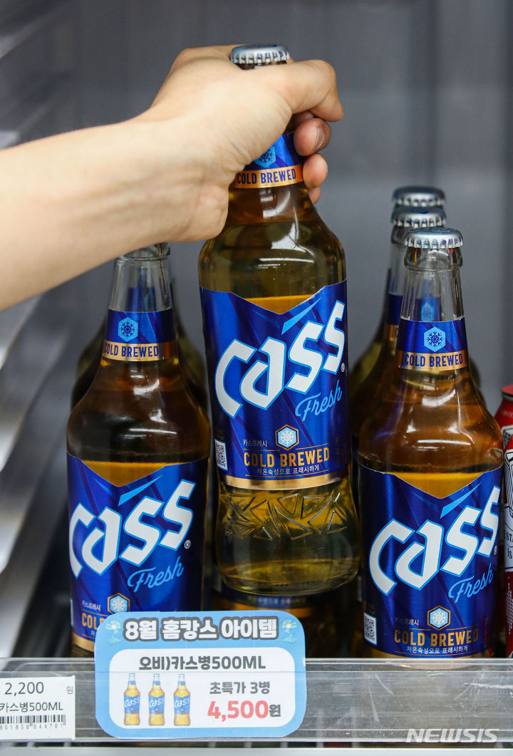 [서울=뉴시스] 권창회 기자 = 9일 서울 시내 GS25에 카스 500ml 병맥주가 진열되어 있다. GS25는 15일까지 카스 500ml 3병을 4500원에 판매한다. 2023.08.09. kch0523@newsis.com