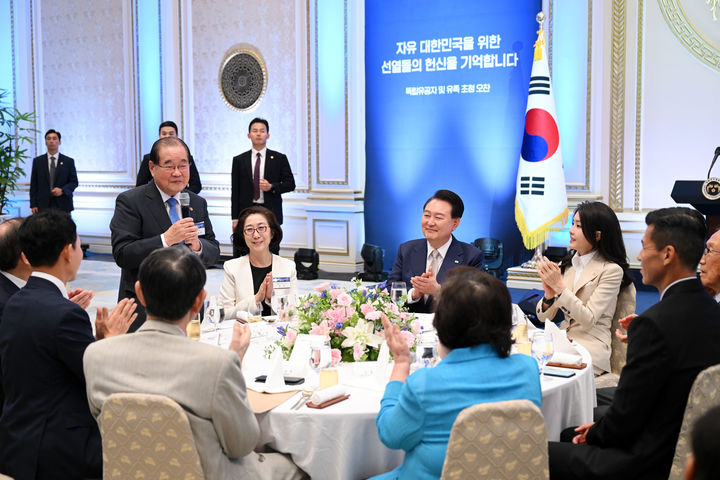 [서울=뉴시스] 윤석열 대통령과 부인 김건희 여사가 9일 청와대 영빈관에서 열린 독립유공자 및 유족 초청 오찬에서 이종찬 광복회장의 발언을 들으며 박수치고 있다. (사진=대통령실 제공) 2023.08.09. photo@newsis.com *재판매 및 DB 금지