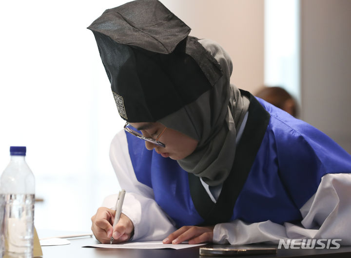 [서울=뉴시스] 김근수 기자 = 9일 서울 종로구 성균관대학교에서 열린 2023 성균한글 백일장 세계대회에서 어학당 학생들이 시험을 보고 있다. 2023.08.09. ks@newsis.com