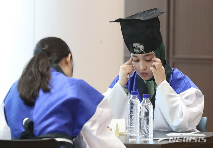 [서울=뉴시스] 김근수 기자 = 9일 서울 종로구 성균관대학교에서 열린 2023 성균한글 백일장 세계대회에서 어학당 학생들이 시험을 보고 있다. 2023.08.09. ks@newsis.com