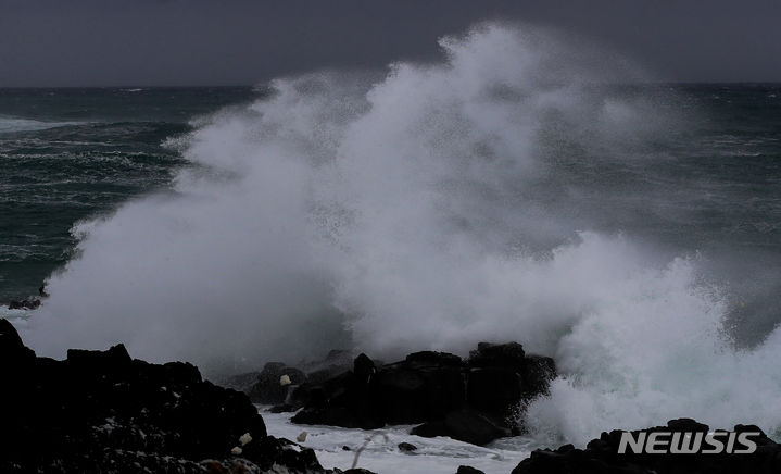 [서귀포=뉴시스] 우장호 기자 = 제6호 태풍 '카눈(KHANUN)'이 북상 중인 9일 오후 제주 서귀포시 표선면 해안가에서 파도가 갯바위에 부딪혀 위로 솟구치고 있다. 태풍은 강도 등급 '강'을 유지해 제주 동쪽 해상으로 접근, 10일에는 남부 해안가를 거쳐 육상을 관통할 것으로 보인다. 2023.08.09. woo1223@newsis.com