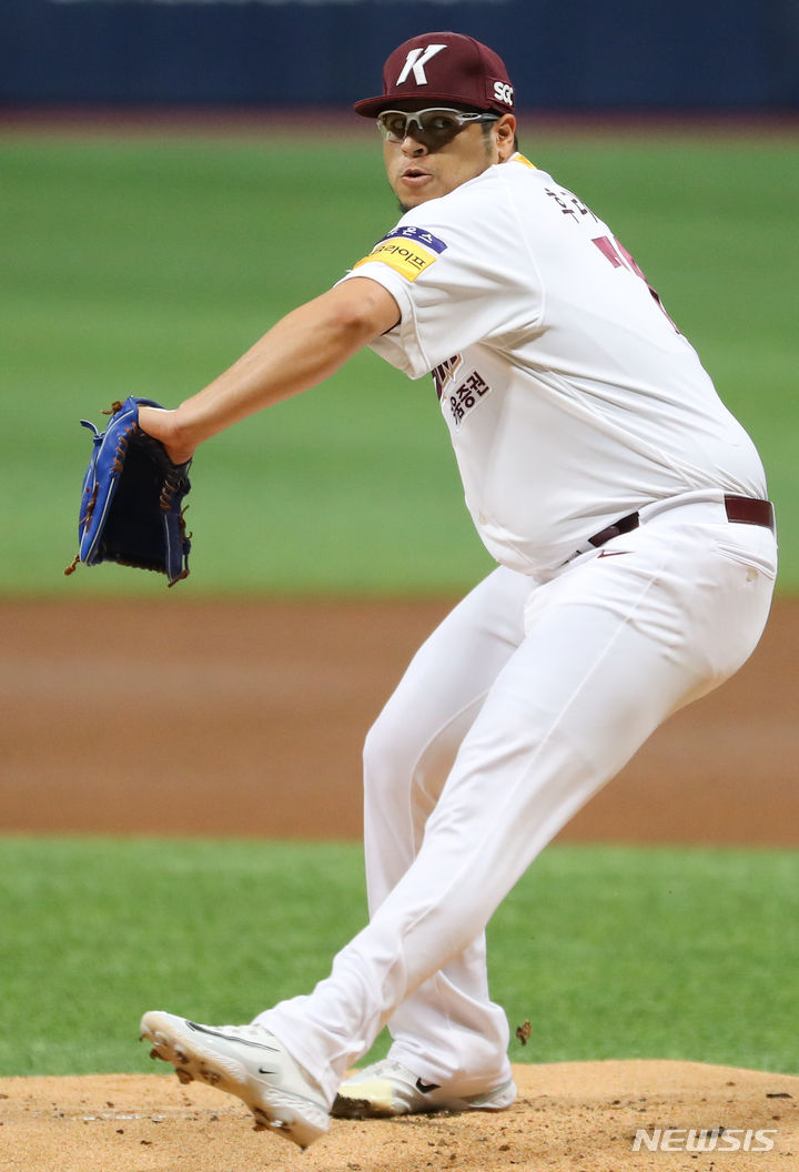 [서울=뉴시스] 최진석 기자 = 9일 오후 서울 구로구 고척스카이돔에서 열린 2023 KBO리그 롯데 자이언츠와 키움 히어로즈의 경기. 1회초 키움 선발투수 후라도가 역투하고 있다. 2023.08.09. myjs@newsis.om