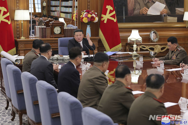 [평양=AP/뉴시스] 북한 조선중앙통신이 제공한 자신에 김정은(왼쪽) 북한 국무위원장이 9일 평양의 당중앙위원회 본부 청사에서 당중앙군사위원회 제8기 제7차 확대회의를 주재하고 있다. 김정은 위원장은 "동원된 전투준비 태세를 유지함으로써 군대의 전쟁 수행 능력을 비약적으로 상승시켜야 한다”라고 강조했다. 2023.08.10.