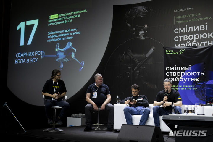 [키이우=AP/뉴시스]지난 10일 우크라의 미하일로 페도로우 디지털전환부 장관이(오른쪽)이 키이우 개최 IT 콘퍼런스 '아이포럼'(iForum)에 참석해 드론 기술에 관해 발언하고 있다. 2023.08.11.