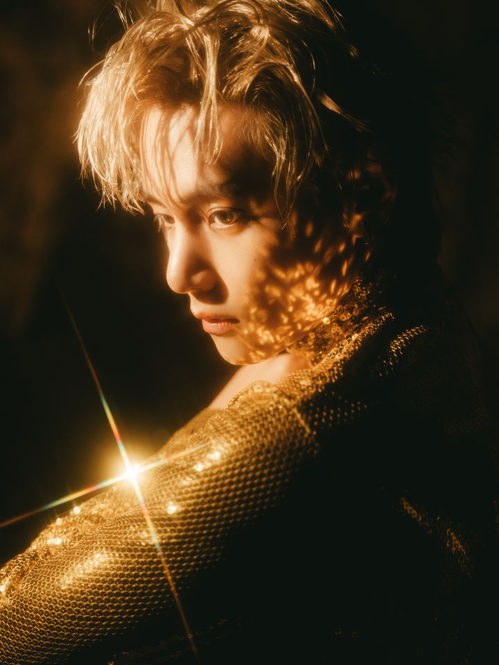 [서울=뉴시스] 방탄소년단 뷔 솔로 앨범 '레이오버(Layover)' 포토. 2023.08.09. (사진 = 빅히트 뮤직 제공) photo@newsis.com *재판매 및 DB 금지