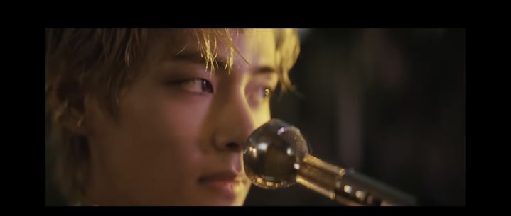 [서울=뉴시스] '러브 미 어게인' 뮤직비디오 속 방탄소년단 뷔. 2023.08.09. (사진 = 빅히트 뮤직 제공) photo@newsis.com *재판매 및 DB 금지