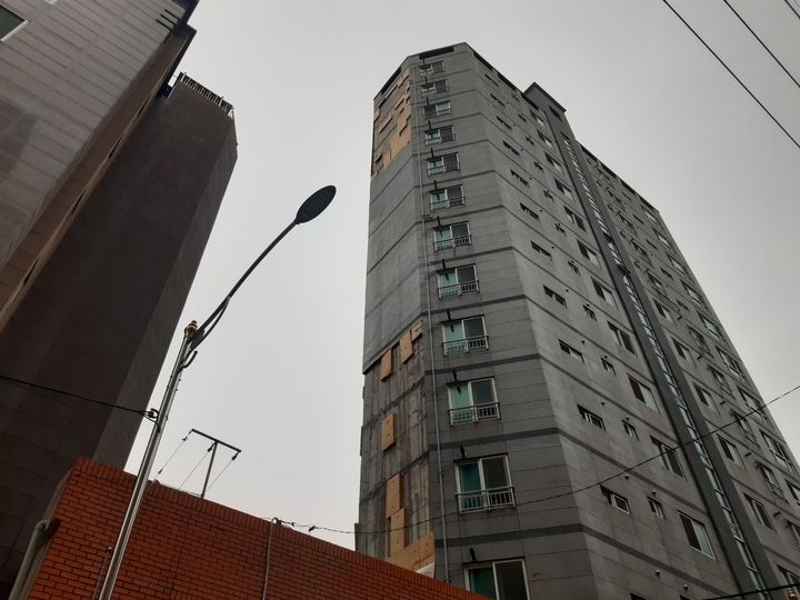 [부산=뉴시스] 이동민 기자 = 제6호 태풍 '카눈(KHANUN)'의 북상으로 부산 지역에 태풍경보가 발효된 가운데 10일 오전 부산 동구의 한 건물 외벽이 떨어졌다. (사진=부산소방재난본부 제공) 2023.08.10. photo@newsis.com *재판매 및 DB 금지
