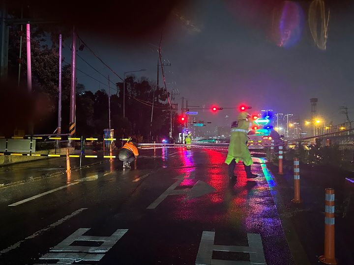 [부산=뉴시스] 이동민 기자 = 제6호 태풍 '카눈(KHANUN)'의 북상으로 부산 지역에 태풍경보가 발효된 가운데 9일 오후 경찰이 부산 동구 초량지하차도를 통제하고 있다. (사진=부산경찰청 제공) 2023.08.10. photo@newsis.com *재판매 및 DB 금지