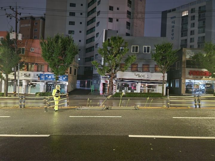 [부산=뉴시스] 이동민 기자 = 제6호 태풍 '카눈(KHANUN)'의 북상으로 부산 지역에 태풍경보가 발효된 가운데 10일 오전 연제구의 한 도로 중앙분리대가 파손됐다. (사진=부산경찰청 제공) 2023.08.10. photo@newsis.com *재판매 및 DB 금지