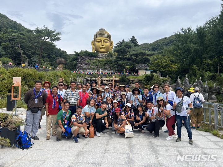 지난 9일 필리핀 대원들이 용인 동부동 소재 와우정사를 방문해 기념촬영을 하고 있다. (사진=용인시 제공) *재판매 및 DB 금지