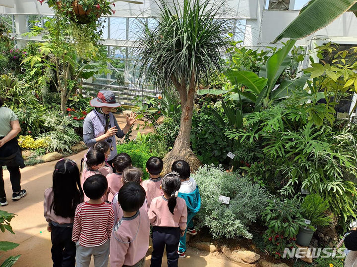 [성남=뉴시스] 성남시식물원 '사계절 초록온실 탐방' 프로그램