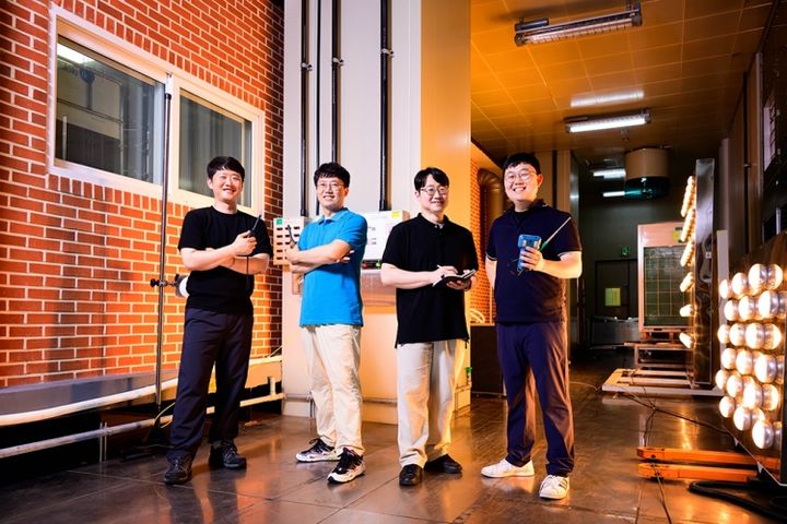 [서울=뉴시스]삼성전자 에어솔루션 전문기술랩 임성진(왼쪽부터), 이상우, 황준, 조형규 프로. (사진 = 삼성전자) 2023.8.10. photo@newsis.com *재판매 및 DB 금지