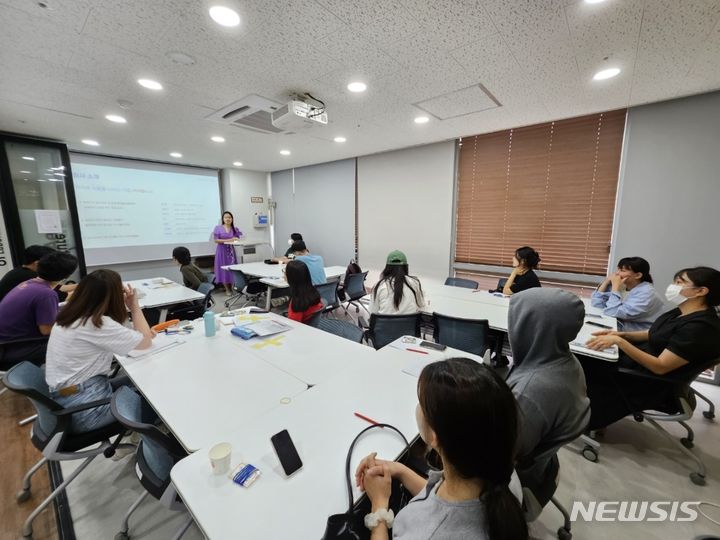 지난 9일 하남시 청년해냄센터에서 청년들을 대상으로 채용설명회를 진행하고 있는 모습. (사진= 하남시 제공)