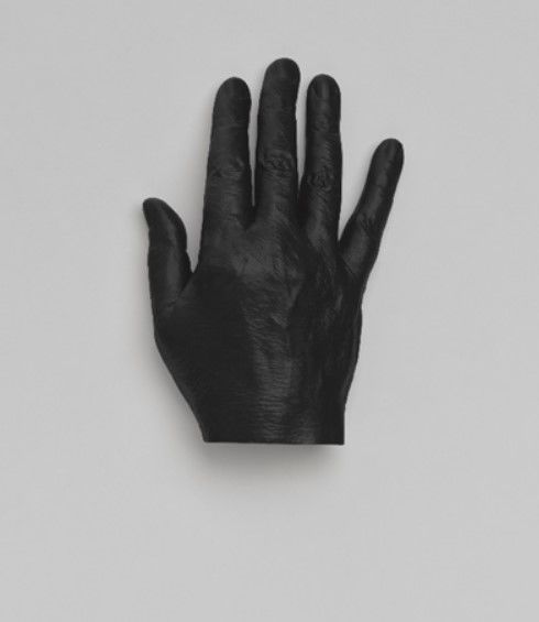 Katharina Fritsch Hand 2020 Plaster and acrylic paint 4.8 x 11.8 x 17.5 cm | 1 7/8 x 4 5/8 x 6 7/8 in. © the artist / DACS. Photo © Ivo Faber. Courtesy White Cube   *재판매 및 DB 금지