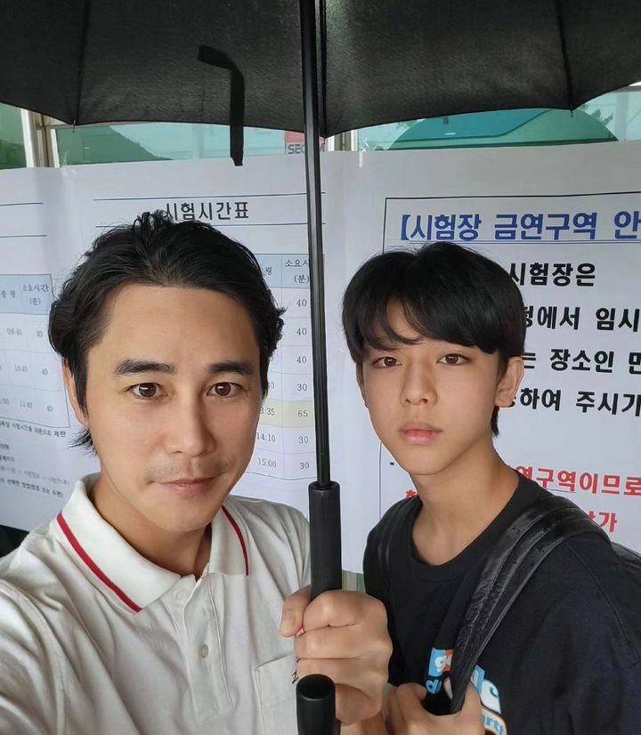 [서울=뉴시스] 배우 정태우(왼쪽)가 시험 보러 가는 첫째 아들을 응원했다. (사진=정태우 인스타그램 캡처) 2023.08.10. photo@newsis.com *재판매 및 DB 금지