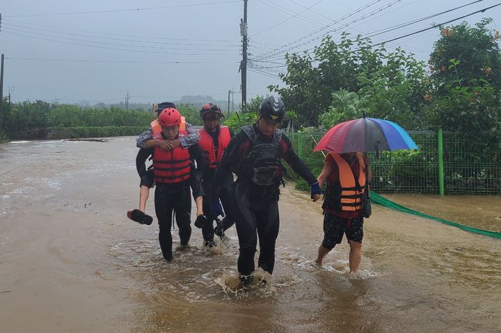 [영천=뉴시스] 10일 오전 10시59분께 영천시 고경면 고도리에서 집 앞에 물이 차 고립된 시민을 소방당국이 구조하고 있다. (사진 = 경북소방본부 제공) 2023.08.10. photo@newsis.com  *재판매 및 DB 금지