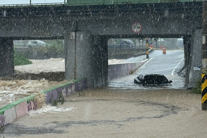 [경산=뉴시스] 지난 2023년 8월10일 오전 9시45분께 경산시 남천면 산전리 지하차로 옆 하천이 범람해 차량 1대가 고립됐다. (사진 = 경북소방본부 제공) 2023.08.10. photo@newsis.com *재판매 및 DB 금지