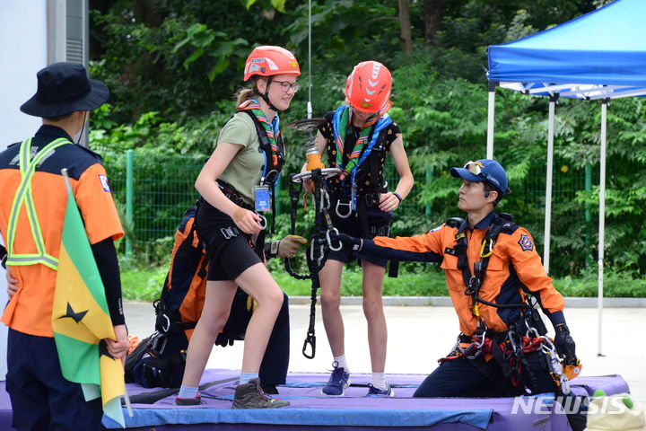 [수원=뉴시스] 양효원 기자 = 경기도소방학교에 입소한 잼버리 참가자들이 경기도소방재난본부가 준비한 재난 대응 체험에 참여하고 있다. 경기소방학교에는 잼버리 참가자 350여 명이 머물고 있다. 소방기관 가운데 잼버리 참가자가 입소한 곳은 경기소방학교가 유일하다. (사진=경기도소방재난본부 제공) 2023.8.10. hyo@newsis.com  *재판매 및 DB 금지