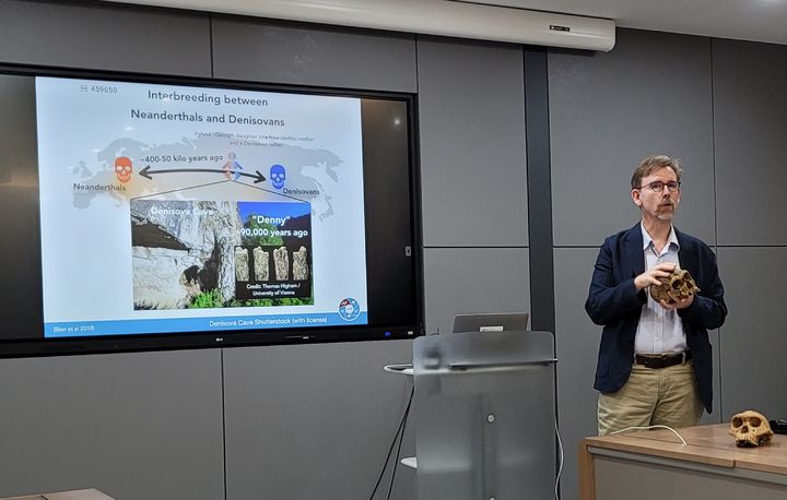 기초과학연구원(IBS) 기후물리 연구단 악셀 팀머만 단장(부산대 석학교수)이 기후변화에 따른 네안데르탈인과 데니소바인의 서식지 중첩과 교배 등에 대해 설명하고 있다. (사진=윤현성 기자) *재판매 및 DB 금지