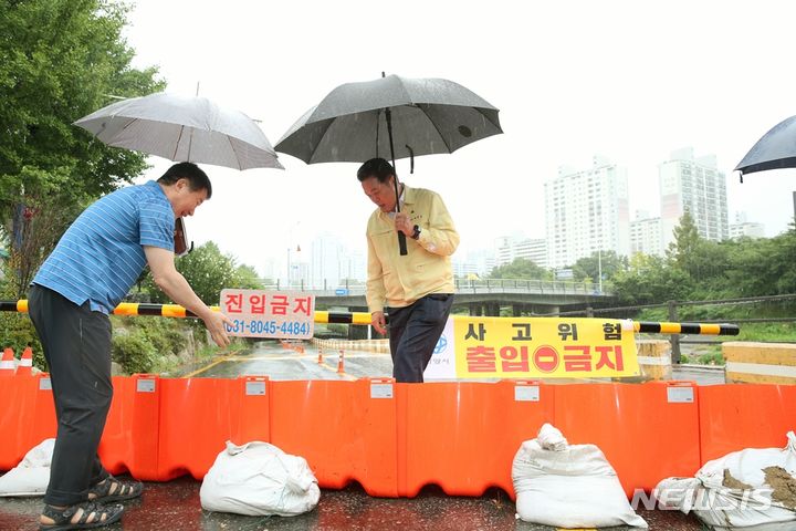 최대호 시장, 내비산교 산책로 통제 상황 점검 현장.