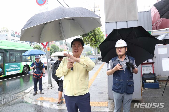 [서울=뉴시스] 박준희 관악구청장이 10일 오전 태풍 카눈 북상에 대비해 관내 공사장 긴급 현장점검에 나섰다.(제공=관악구)