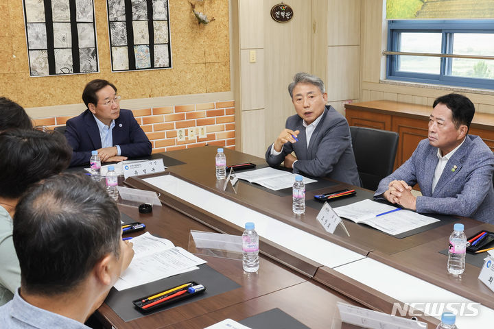 [인천=뉴시스] 윤환 인천 계양구청장(오른쪽 두번째)은 10일 동양중학교에서 열린 '계양TV 주요 현안사항 논의를 위한 현장점검 회의'에서 계양TV에 광역철도망을 연결하고 첨단산업 위주로 유치 업종을 전환해야 한다고 피력했다. (사진=계양구 제공)