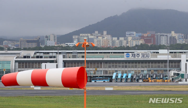 [제주=뉴시스] 제주국제공항 활주로에 강한 바람이 불고 있다. (사진=뉴시스DB) photo@newsis.com