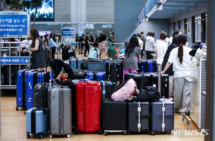 [인천공항=뉴시스] 정병혁 기자 = 10일 오전 인천국제공항 제2터미널 출국장이 여행객들로 붐비고 있다. 2023.08.10. jhope@newsis.com