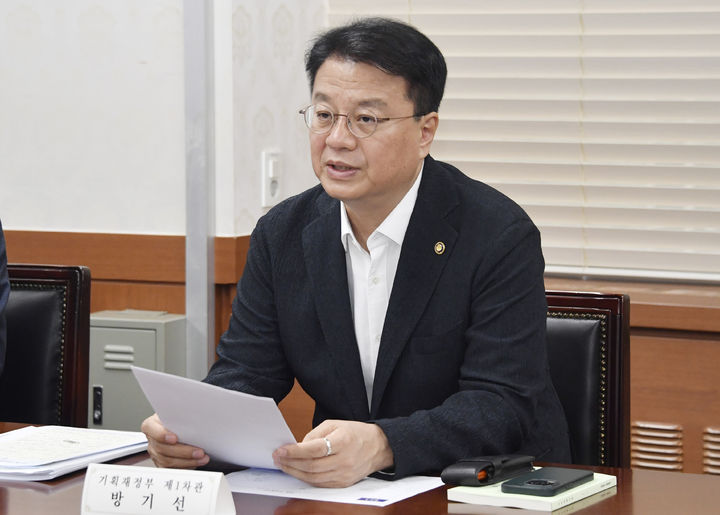 [서울=뉴시스] 방기선 기획재정부 차관이 10일 서울 종로구 정부서울청사에서 열린 일자리 TF 회의에 참석해 발언하고 있다. (사진=기획재정부 제공) 2023.08.10. photo@newsis.com *재판매 및 DB 금지