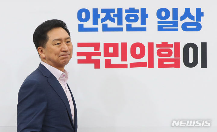 최고위원회의에 참석하는 김기현 국민의힘 대표.  [서울=뉴시스] 추상철 기자 = 김기현 국민의힘 당 대표가 지난 10일 오전 서울 여의도 국회에서 열린 최고위회의에 참석하고 있다. 2023.08.10. scchoo@newsis.com