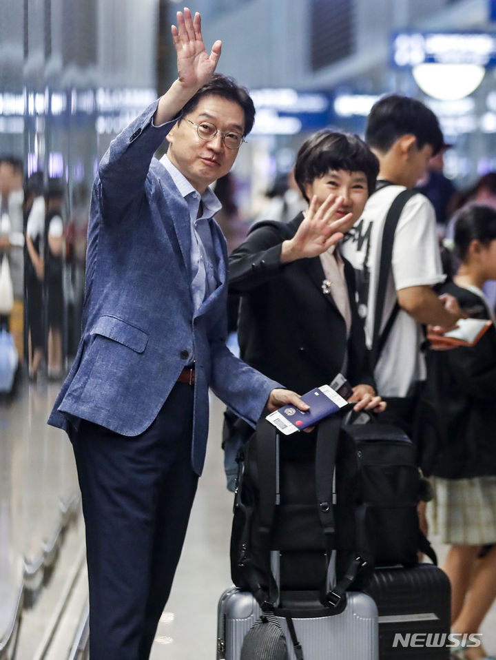 [인천공항=뉴시스] 정병혁 기자 = 김경수 전 경남지사가 부인 김정순 씨와 10일 오전 인천국제공항 제2터미널에서 영국으로 출국하며 지지자들에게 인사하고 있다. 2023.08.10. jhope@newsis.com