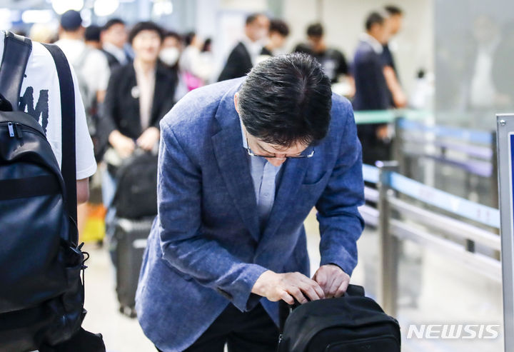 [인천공항=뉴시스] 정병혁 기자 = 김경수 전 경남지사가 10일 오전 인천국제공항 제2터미널에서 영국으로 출국하며 지지자들에게 인사하고 있다. 2023.08.10. jhope@newsis.com