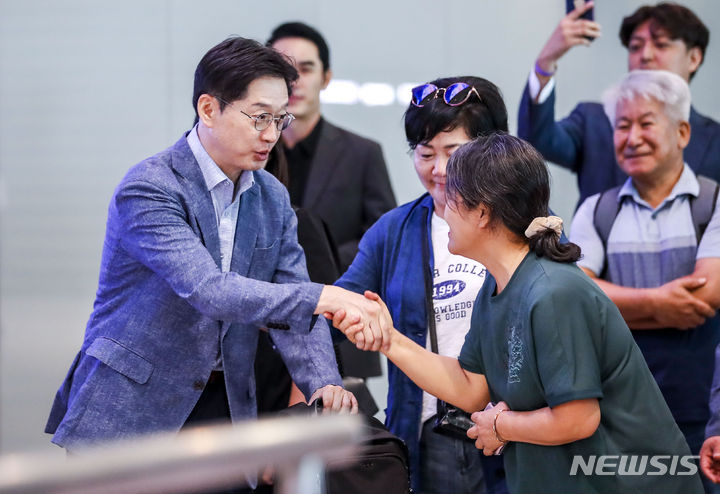 [인천공항=뉴시스] 정병혁 기자 = 김경수 전 경남지사가 10일 오전 인천국제공항 제2터미널에서 영국으로 출국하며 지지자들에게 인사하고 있다. 2023.08.10. jhope@newsis.com