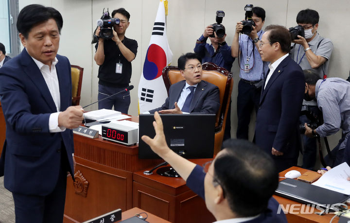 [서울=뉴시스] 추상철 기자 = 장제원 과학기술정보방송통신위원장이 10일 오전 서울 여의도 국회에서 열린 과학기술정보방송통신위원회 전체회의에서 의사진행발언을 놓고 송기헌 더불어민주당 원내수석부대표와 언쟁을 하고 있다. 2023.08.10. scchoo@newsis.com