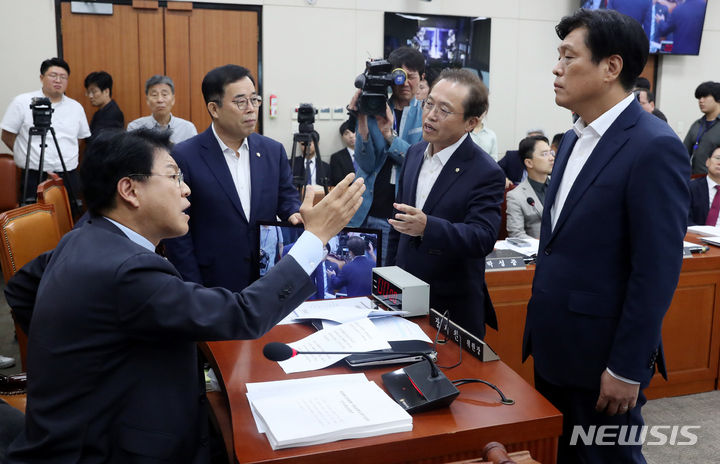 [서울=뉴시스] 추상철 기자 = 장제원 과학기술정보방송통신위원장이 10일 오전 서울 여의도 국회에서 열린 과학기술정보방송통신위원회 전체회의에서 의사진행발언을 놓고 조승래 더불어민주당 간사와 언쟁을 하고 있다. 2023.08.10. scchoo@newsis.com