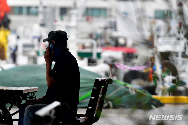 [여수=뉴시스] 지난 2023년 8월 10일 전남 여수시 국동항에서 한 어민이 전화통화를 하는 모습 (사진=뉴시스 DB) 2023.08.10 photo@newsis.com **위 사진은 기사 내용과 직접적인 관련이 없음
