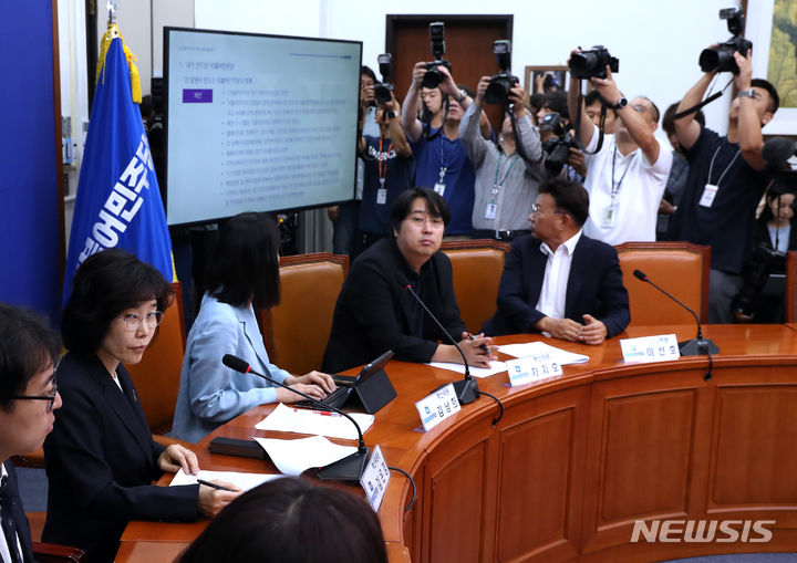 [서울=뉴시스] 이영환 기자 = 김은경 더불어민주당 혁신위원장이 10일 오후 서울 여의도 국회에서 열린 혁신안 발표에 참석해 자리에 앉아 있다. 2023.08.10. 20hwan@newsis.com