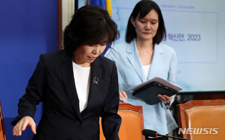 [서울=뉴시스] 이영환 기자 = 김은경 더불어민주당 혁신위원장이 10일 오후 서울 여의도 국회에서 열린 혁신안 발표에 참석하고 있다. 2023.08.10. 20hwan@newsis.com