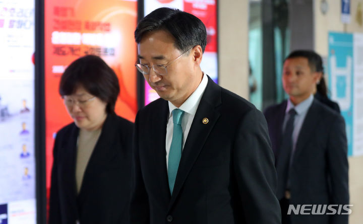 [서울=뉴시스] 추상철 기자 = 신범철 국방부 차관이 10일 오후 서울 여의도 국회에서 고 채수근 상병 순직 관련 보고를 위해 국방위원회 야당 간사인 김병주 더불어민주당 의원실로 향하고 있다. 2023.08.10. scchoo@newsis.com