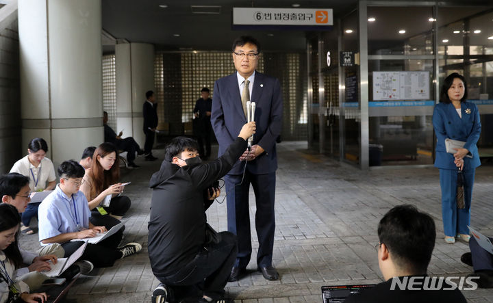 [서울=뉴시스] 조성우 기자 = 고 노무현 전 대통령의 명예를 훼손한 혐의로 재판에 넘겨진 정진석 국민의힘 의원이 10일 오후 서울 서초구 서울중앙지방법원에서 열린 1심 선고 공판에서 징역 6개월을 선고받고 나와 입장을 밝히고 있다. 2023.08.10. xconfind@newsis.com