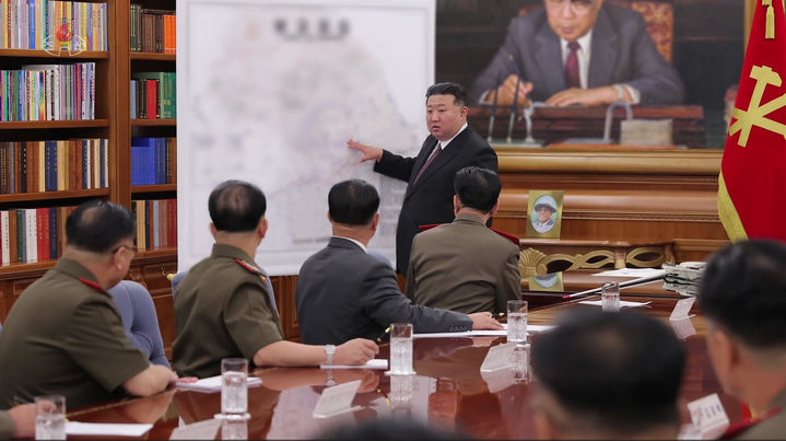 [서울=뉴시스] 북한 조선중앙TV가 김정은 북한 국무위원장이 9일 평양의 당중앙위원회 본부 청사에서 노동당 중앙군사위원회 제8기 제7차확대회의를 주재했다고 10일 보도했다. 김 위원장은 회의에서 "현 조선반도 지역정세를 심도있게 개괄분석하고 군대의 전쟁준비를 공세적으로 더욱 다그치는 것에 대한 강령적 결론을 했다"고 강조했다. (사진=조선중앙TV 캡쳐) 2023.08.10. photo@newsis.com *재판매 및 DB 금지