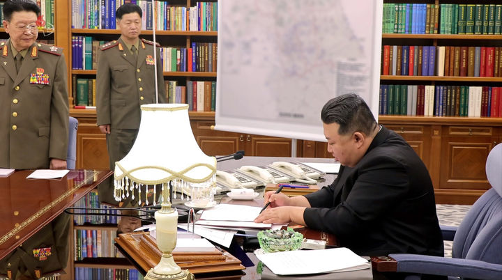 [서울=뉴시스] 북한 조선중앙TV가 김정은 북한 국무위원장이 9일 평양의 당중앙위원회 본부 청사에서 노동당 중앙군사위원회 제8기 제7차확대회의를 주재했다고 10일 보도했다. 김 위원장은 회의에서 "현 조선반도 지역정세를 심도있게 개괄분석하고 군대의 전쟁준비를 공세적으로 더욱 다그치는 것에 대한 강령적 결론을 했다"고 강조했다. (사진=조선중앙TV 캡쳐) 2023.08.10. photo@newsis.com *재판매 및 DB 금지