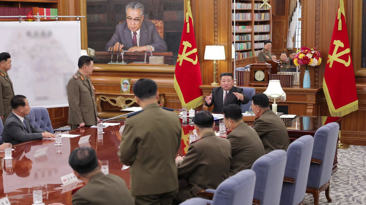 [서울=뉴시스] 북한 조선중앙TV가 김정은 북한 국무위원장이 9일 평양의 당중앙위원회 본부 청사에서 노동당 중앙군사위원회 제8기 제7차확대회의를 주재했다고 10일 보도했다. 김 위원장은 회의에서 "현 조선반도 지역정세를 심도있게 개괄분석하고 군대의 전쟁준비를 공세적으로 더욱 다그치는 것에 대한 강령적 결론을 했다"고 강조했다. (사진=조선중앙TV 캡쳐) 2023.08.10. photo@newsis.com *재판매 및 DB 금지